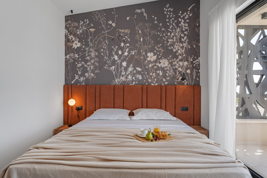 Bedroom No4  is furnished with a king-size bed measuring 180 cm x 200 cm