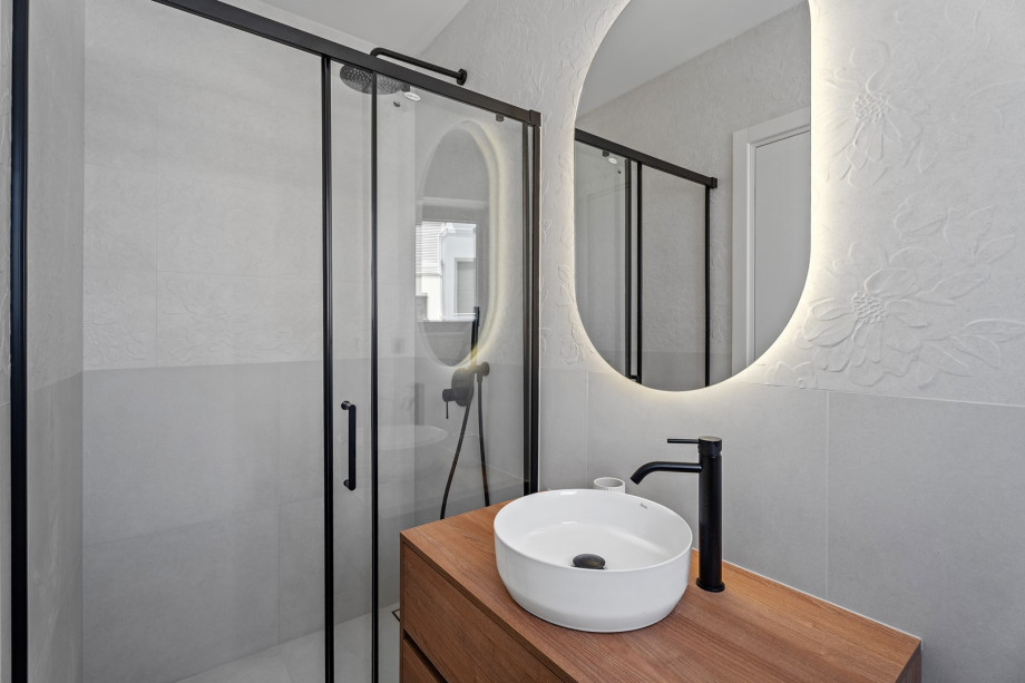 An en-suite bathroom with shower