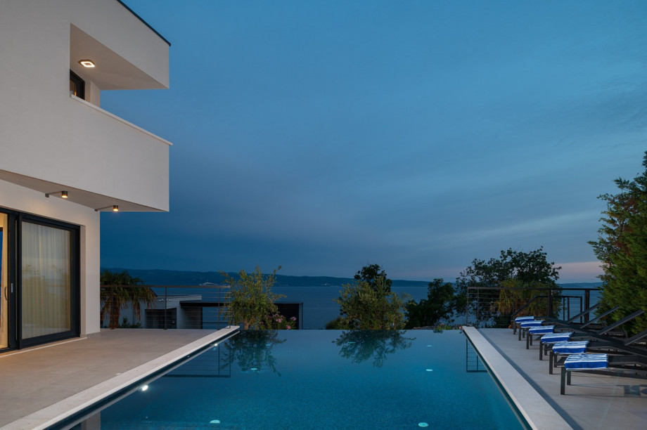 It is very comfortable with several sitting areas, offering absolute privacy