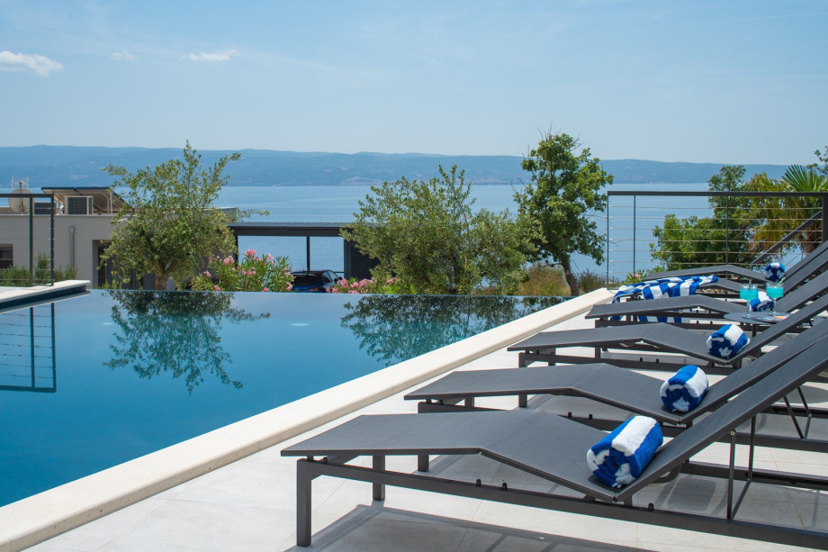 It is very comfortable with several sitting areas, offering absolute privacy