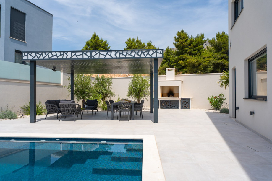 The OUTDOORS offers a private, heated 36 sqm infinity swimming pool with hydromassage and a fully automated salt electrolysis system