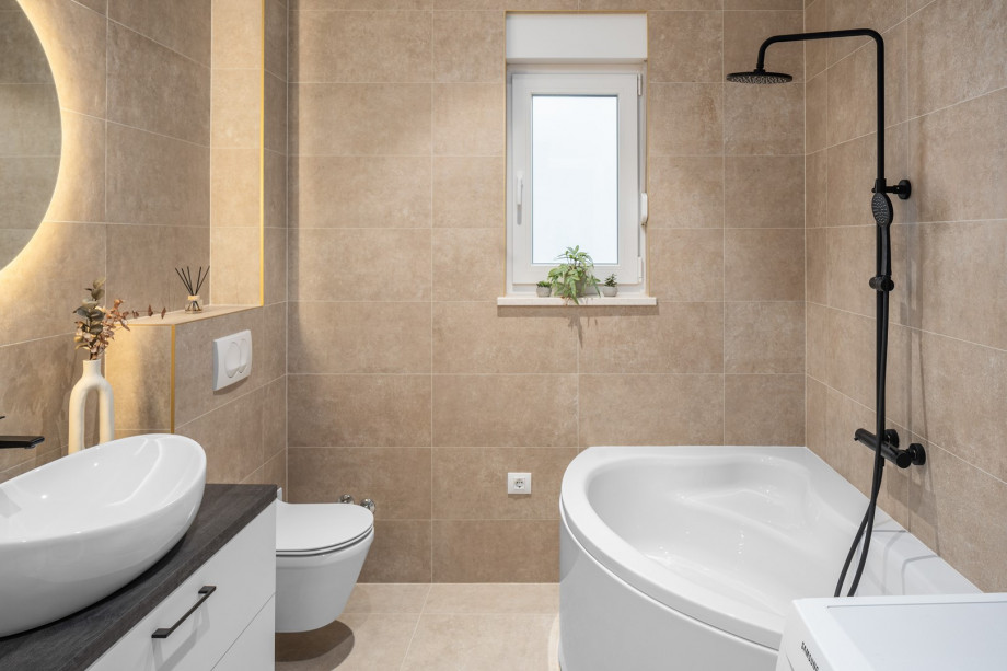 Family bathroom with a bathtub, towels are provided