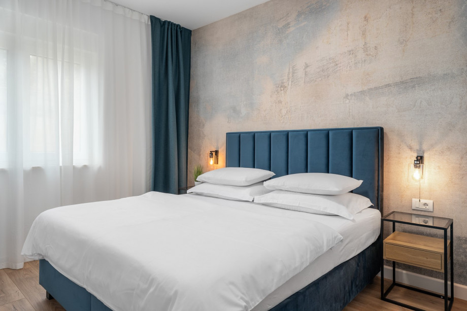 Bedroom NO2 (14sqm) with a king size bed 180cm x 200cm, a TV, A/C