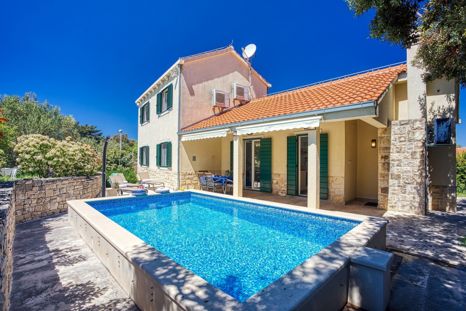 NEU! Villa SAN mit beheiztem Pool, traditioneller Umgebung, 3 Schlafzimmer