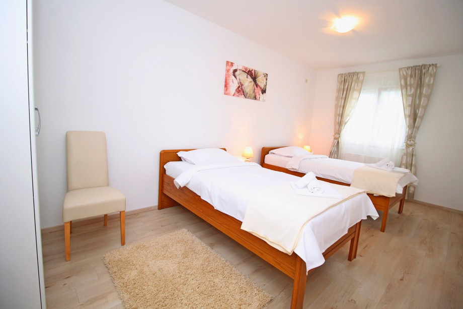 Bedroom No4 with two single beds