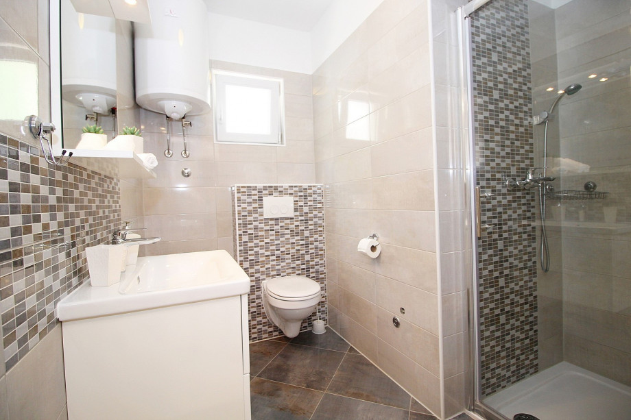 One of three family bathrooms with shower (bedroom level)