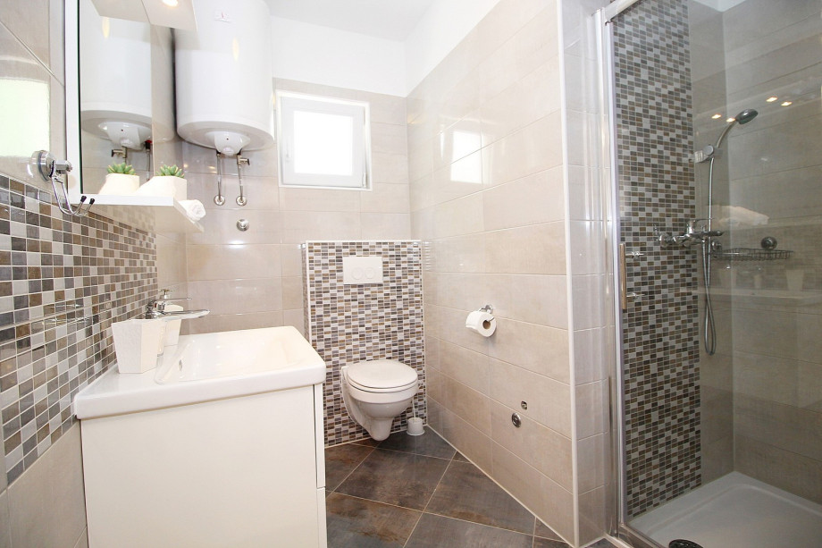 One of three family bathrooms with shower (bedroom level)