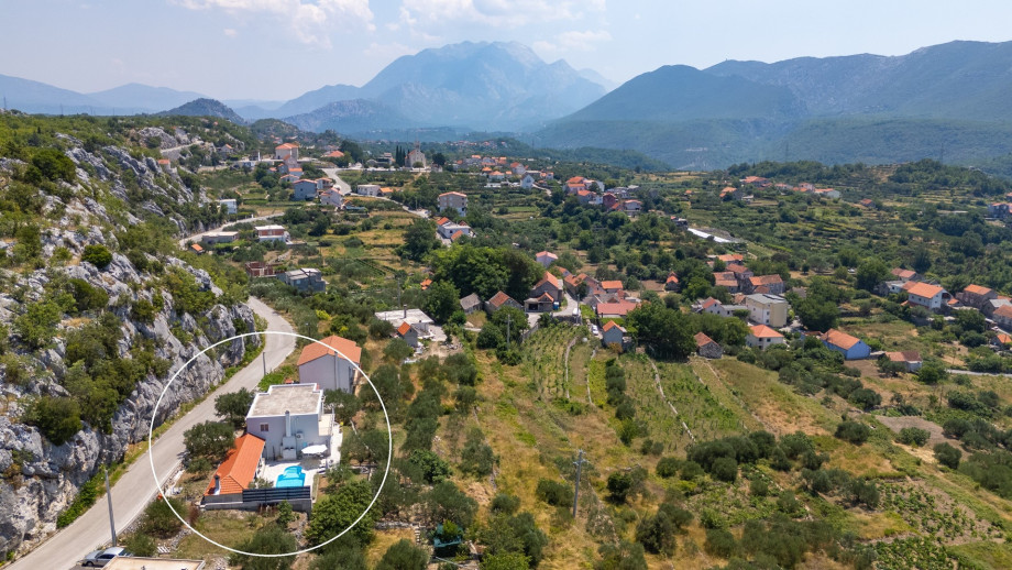 The location of the property with the surrounding area