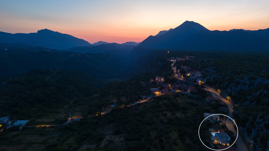 The location of the property with the surrounding area