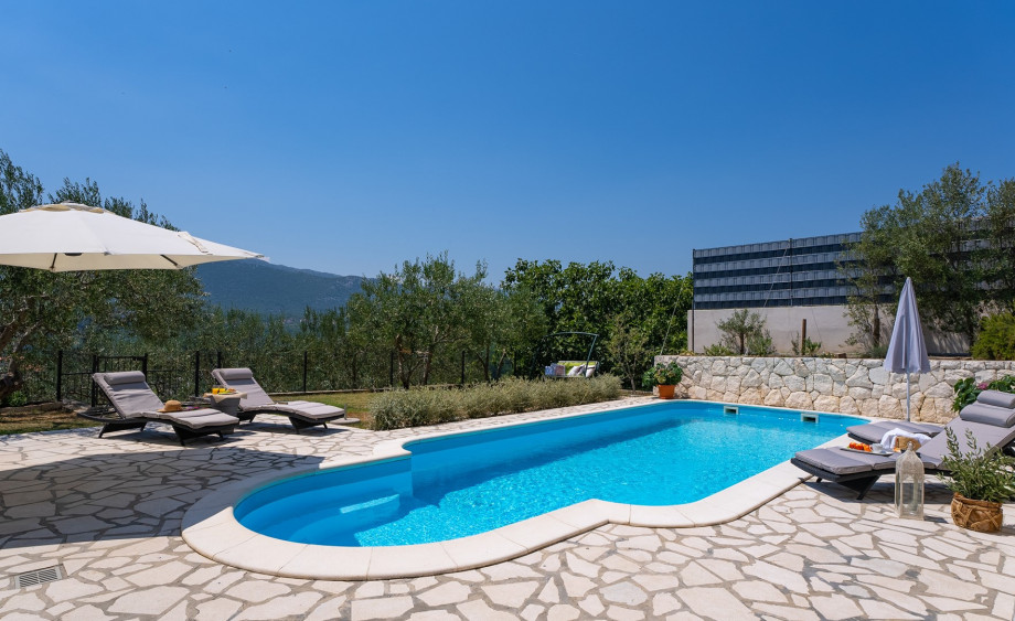 Private pool of 31 square meters and fenced outdoor area