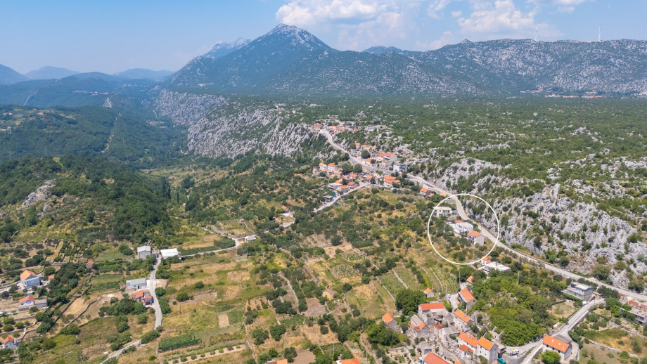 The location of the property with the surrounding area