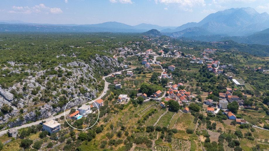 The location of the property with the surrounding area