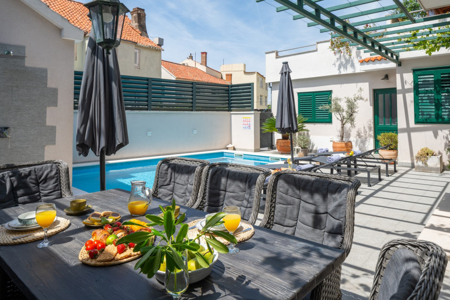 Plenty of natural shade and sun umbrellas