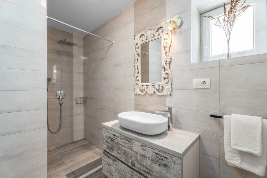 En-suite bathroom with shower