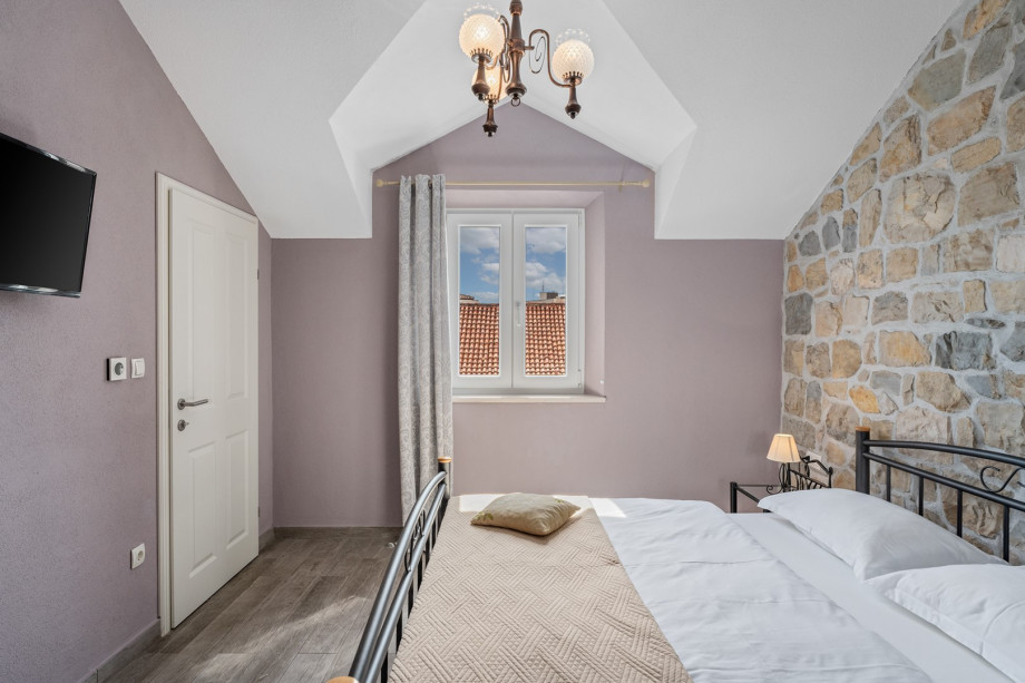 Bedroom NO3 (12sqm) with a king size bed 180cm x 200cm, air conditioning, TV