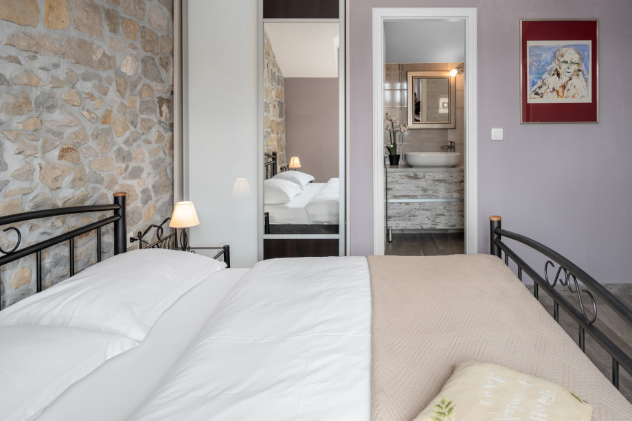 Bedroom NO3 (12sqm) with a king size bed, A/C, TV