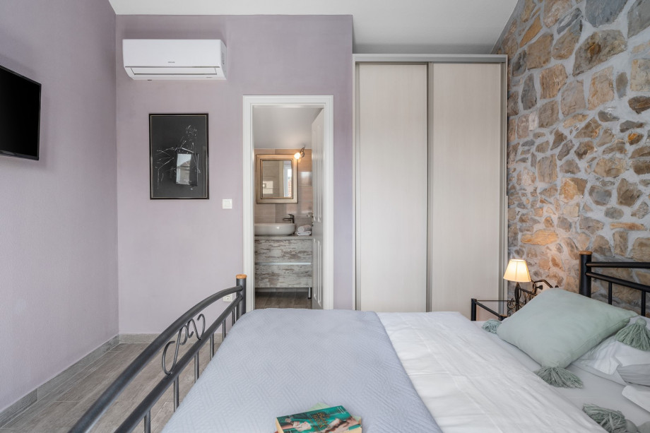 Bedroom NO4 (12sqm) with a king size bed, A/C, TV