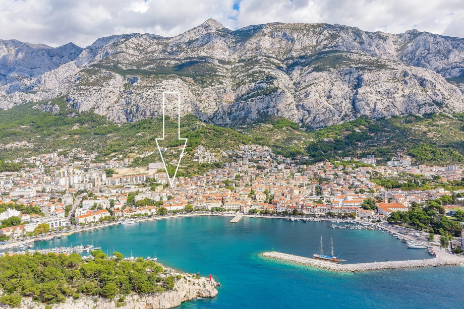 Marked position of the villa in the city of Makarska