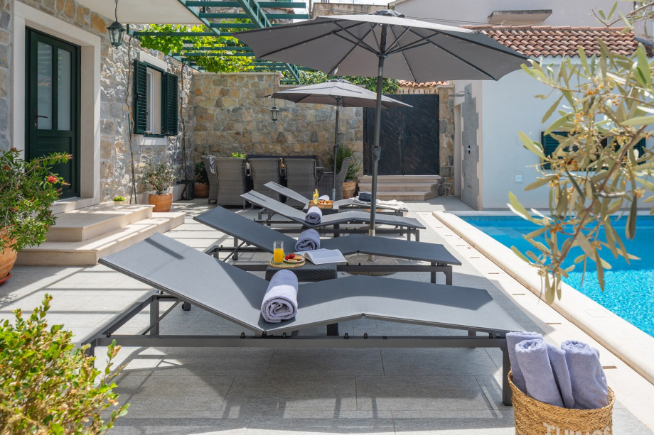 Private and heated swimming pool 6m x 3,8m with a sun deck area