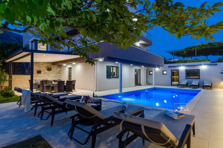 Villa Lucas with heated pool, whirlpool, sauna, 7 bedrooms, 7 bathrooms