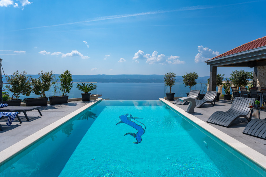 Luxury Villa POCRNJA with heated pool, jacuzzi, sauna and pool table