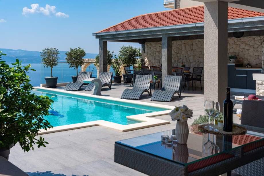 Private 32m2 heated pool with sundeck area, 8 lounge chairs and 2 parasols