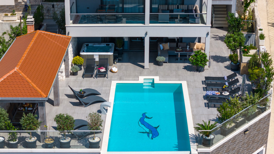 Superb property with a heated private pool, a jacuzzi, a sauna, billiards, table tennis...