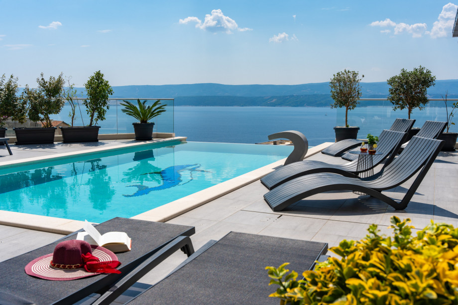 Infinity pool and open sea view, an ideal combination for a perfect holiday!