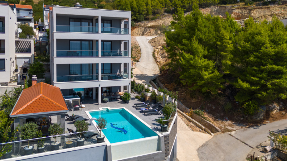 There is private pool, whirlpool, sunbeds, an outdoor shower, a covered dining area with summer kitchen