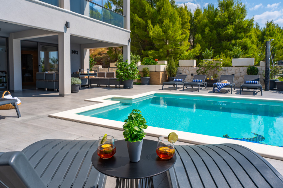 This beautifully decorated property of 250sqm of living space is located on a fully fenced private plot of 500sqm