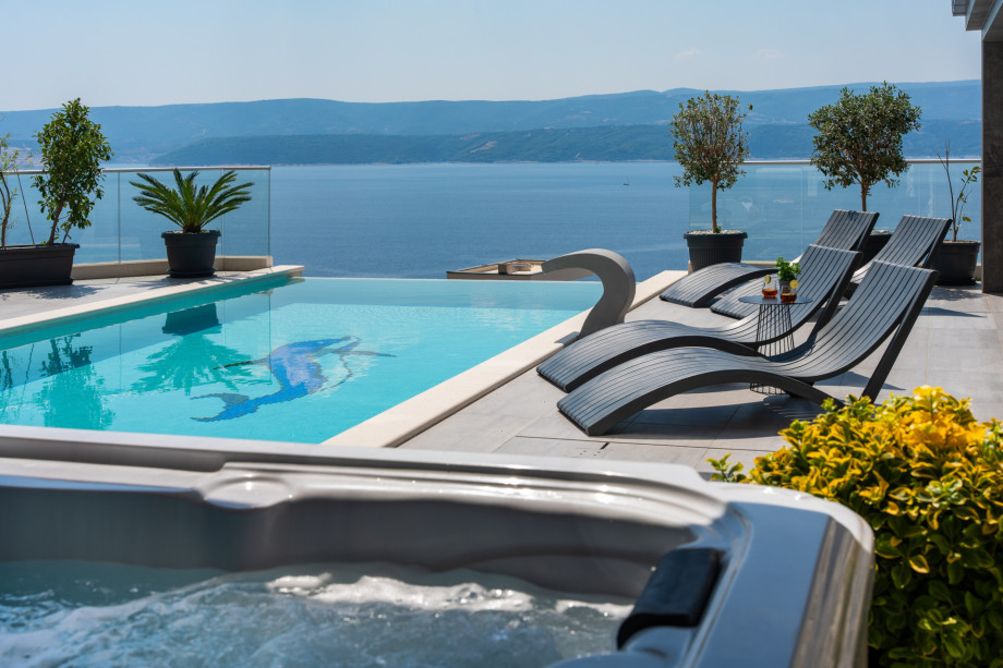 This is a modern place to stay with a quiet environment but still close to all