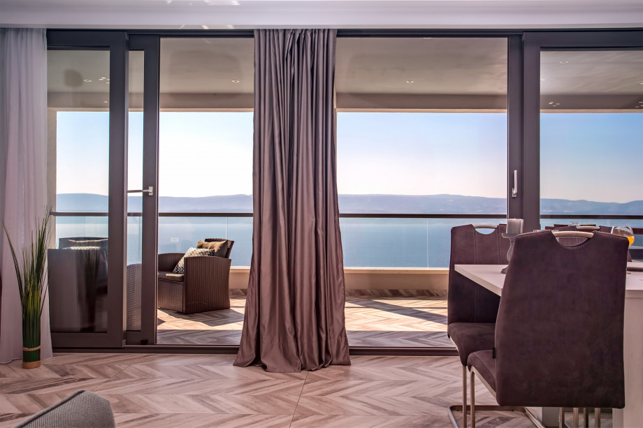 The first floor offers a very bright living room due to the glass walls facing the sea