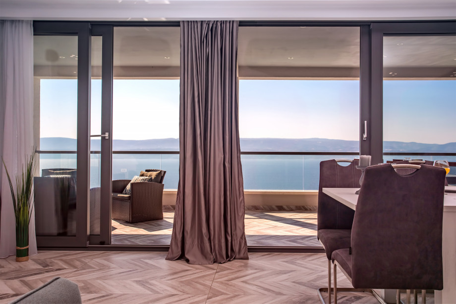 The first floor offers a very bright living room due to the glass walls facing the sea