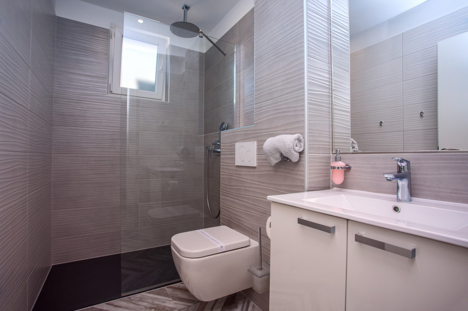 En-suite bathroom with walk in shower for bedroom No.3