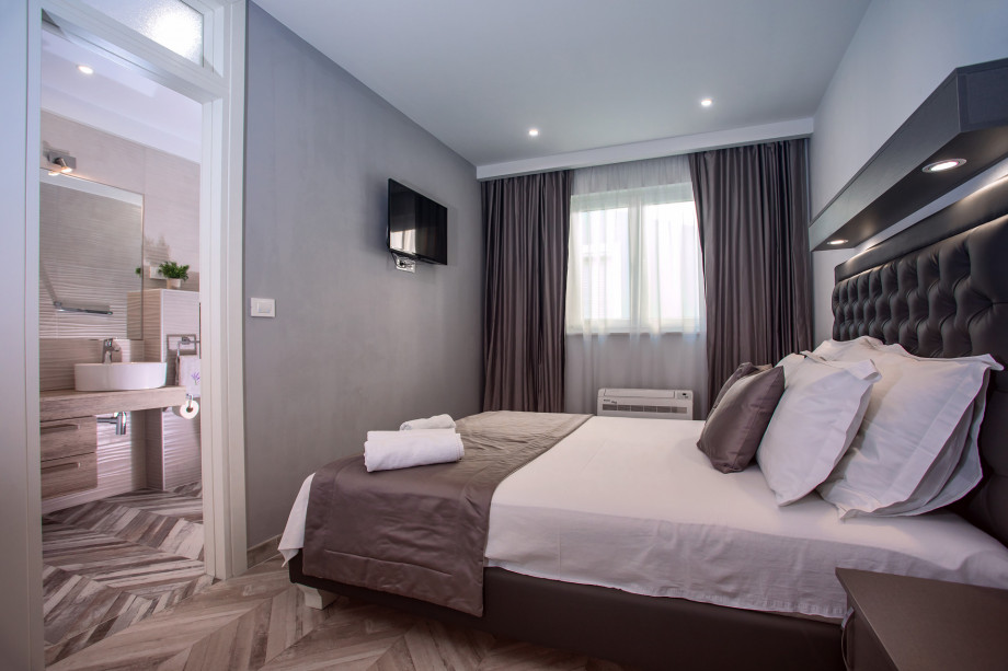 A Bedroom No.4 has a queen-size bed 160x200, an en-suite bathroom, TV, AC