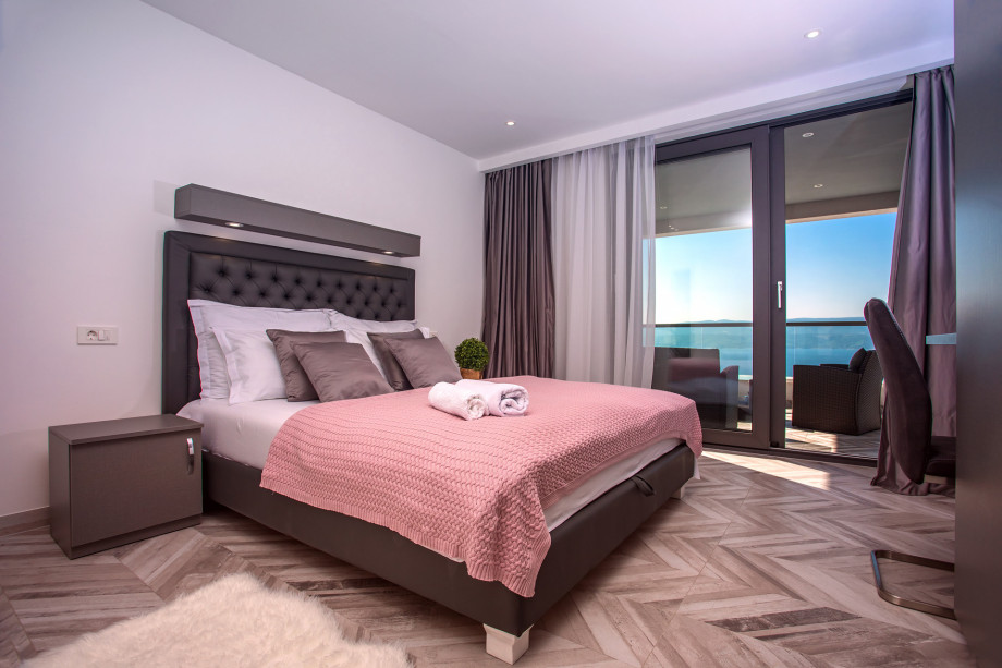 A Bedroom No.5 with open sea view, terrace, queen-size bed 160x200, an en-suite bathroom, TV, AC