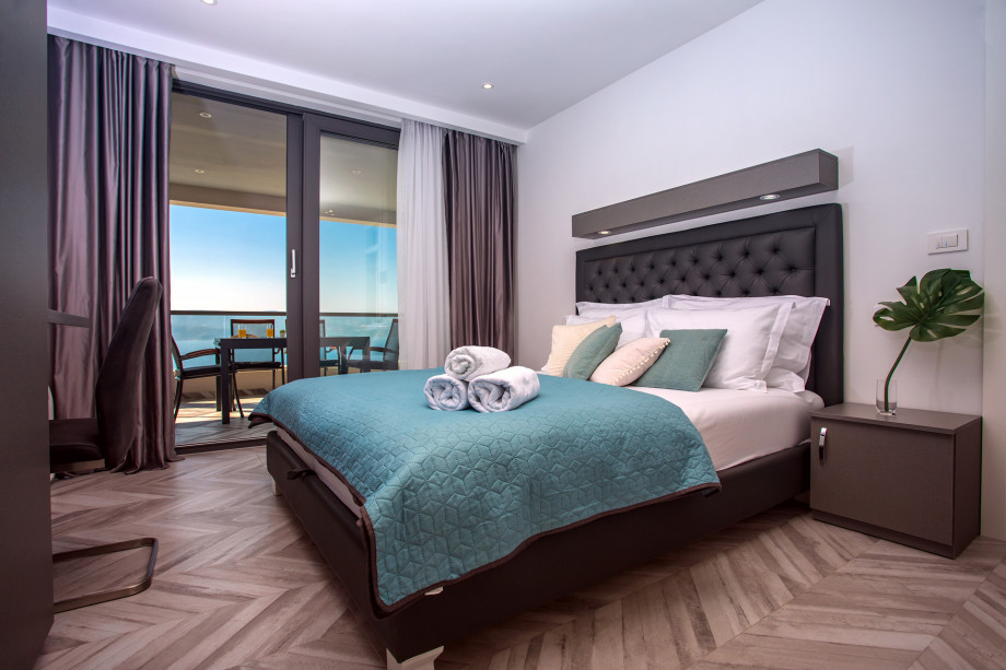 A Bedroom No.6 with terrace and sea view, a queen-size bed 160x200, an en-suite bathroom, TV, AC