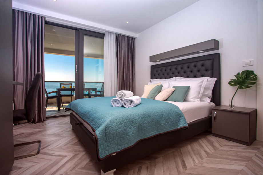A Bedroom No.6 with terrace and sea view, a queen-size bed 160x200, an en-suite bathroom, TV, AC