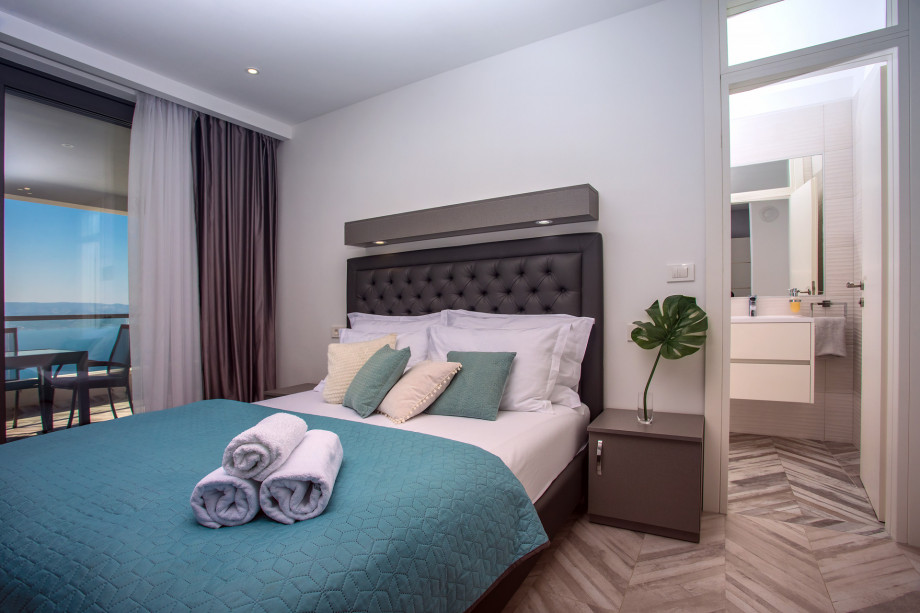 A Bedroom No.6 with terrace and sea view, a queen-size bed 160x200, an en-suite bathroom, TV, AC