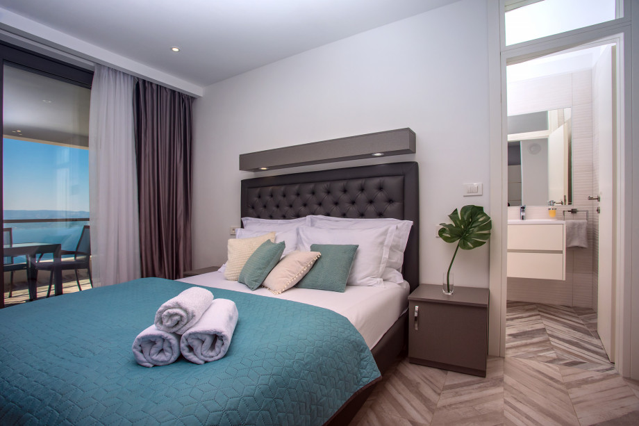 A Bedroom No.6 with terrace and sea view, a queen-size bed 160x200, an en-suite bathroom, TV, AC
