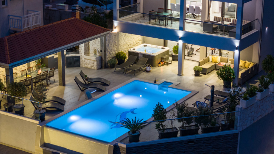 Luxury Villa POCRNJA with heated pool, jacuzzi, sauna and pool table