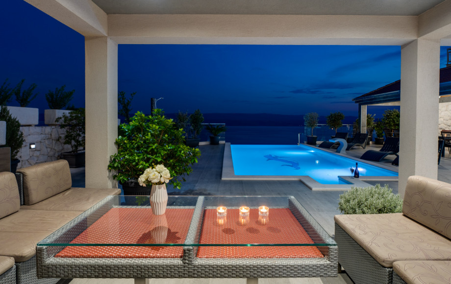 Lounge corner at the pool level