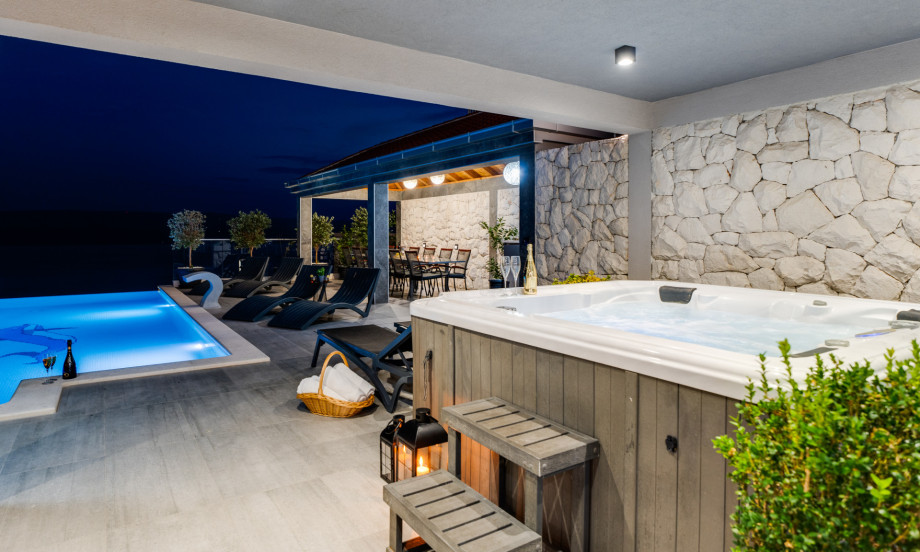 Villa Pocrnja is located above pebble beach in Stanići, the nearest restaurant is 200m away, and you are less than 5 min drive to Omiš