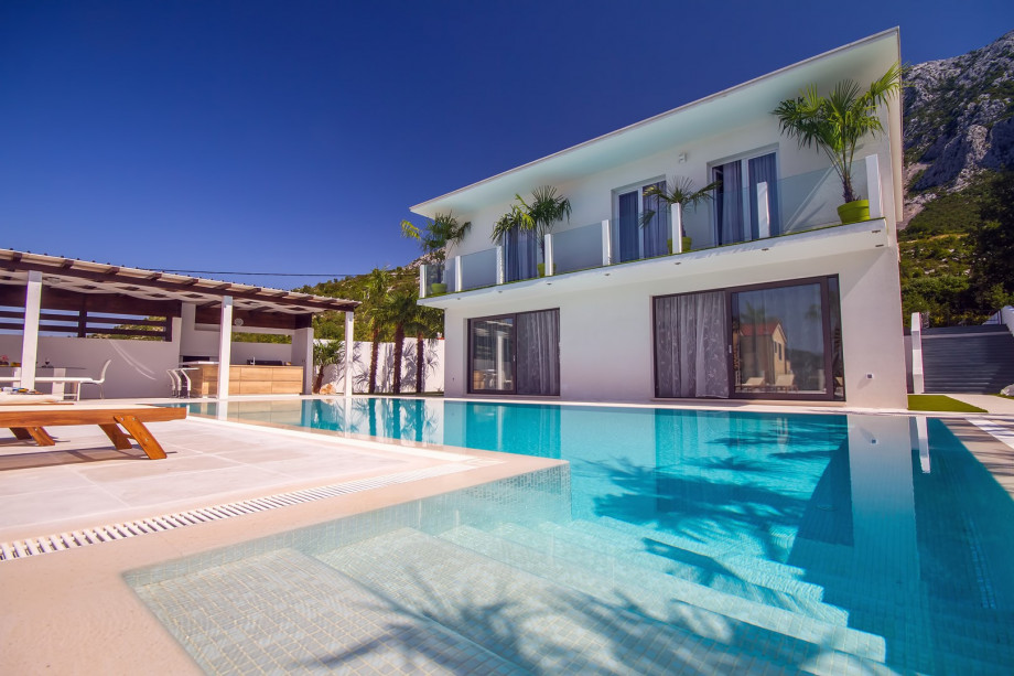 Outdoor offers private, infinity pool 12x6m