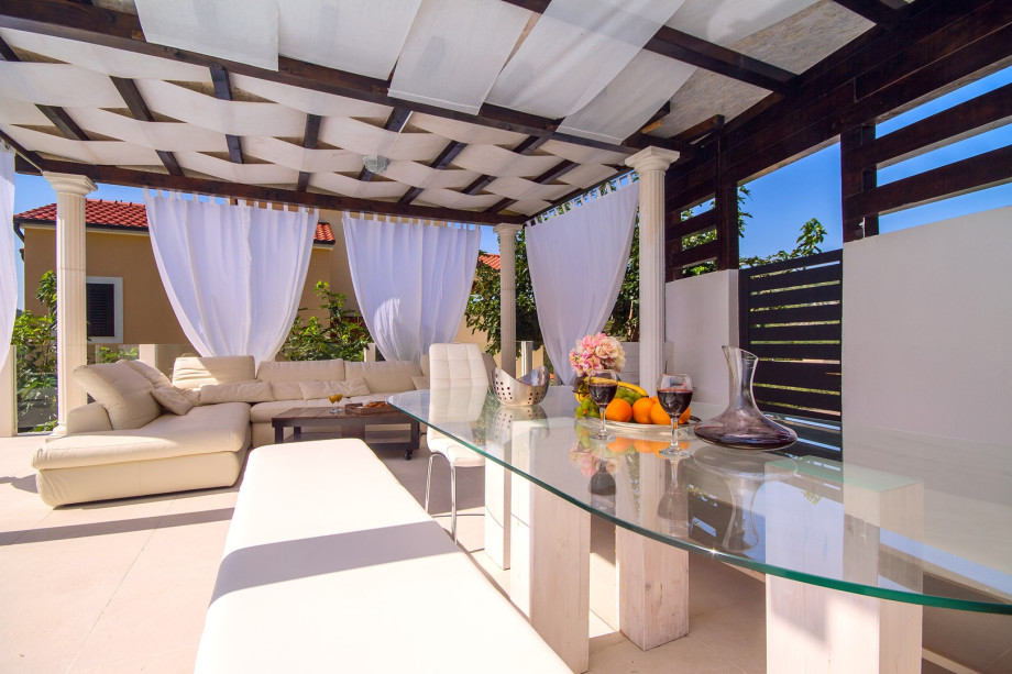 Lounge and dining area suitable for 8 person