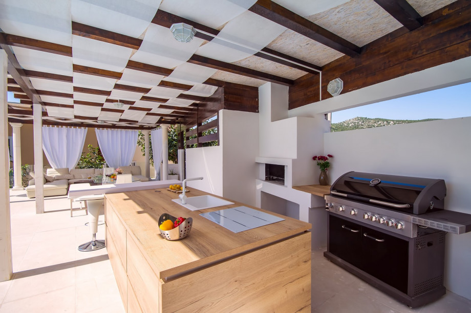 Outdoor, fully equipped kitchen with 2 BBQ (traditional and gas)