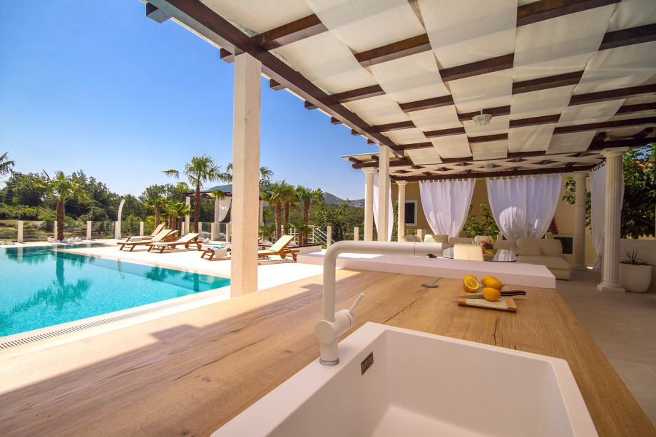 Lounge and dining area suitable for 8 person