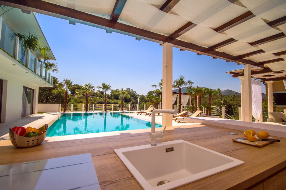 Lounge and dining area suitable for 8 person