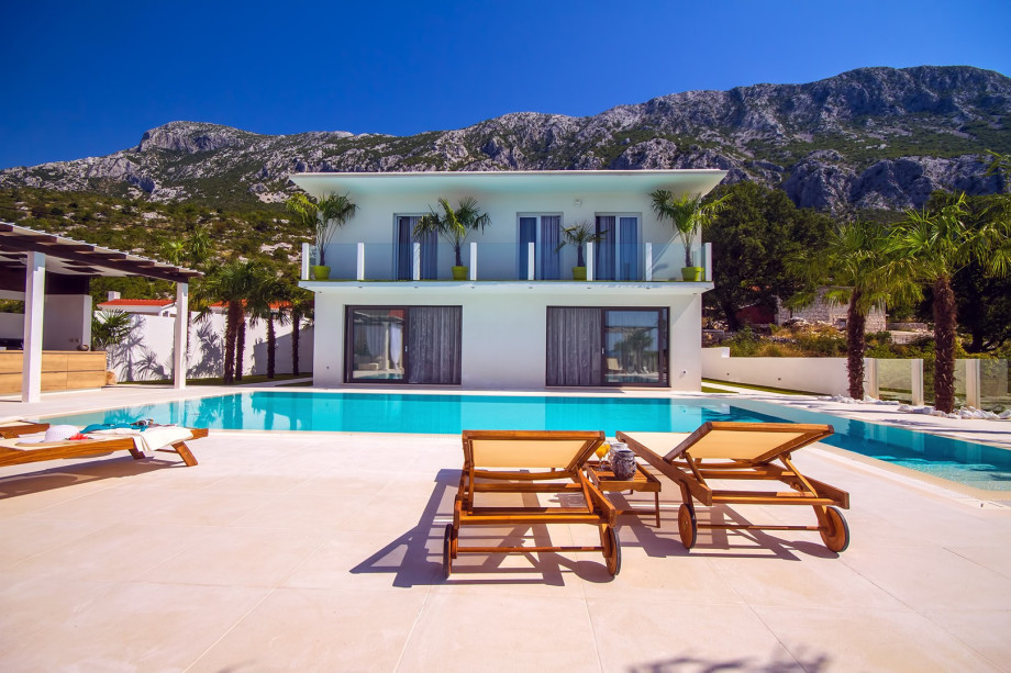 Outdoor offers private, infinity pool 12x6m