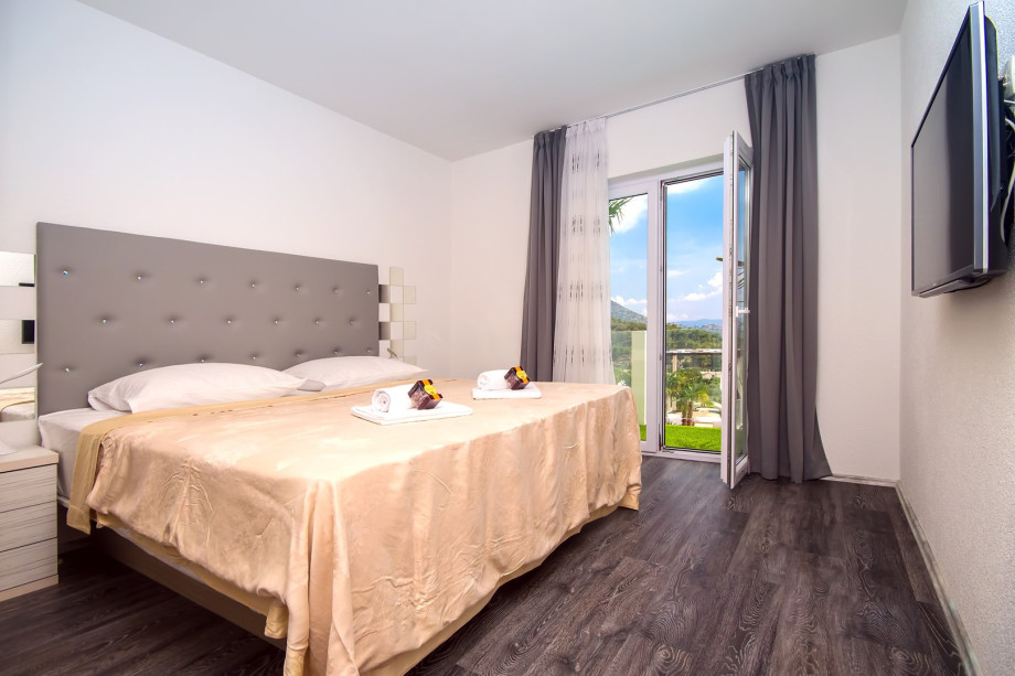 Bedroom No. 4  with 200x200 bed, air conditioning, lcd tv and balcony